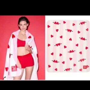 VICTORIA SECRET PINK - SHERPA FLEECE BLANKET - HEARTS AND ARROWS